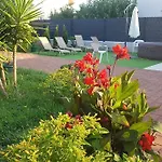 Oasis With Jacuzzi דירה