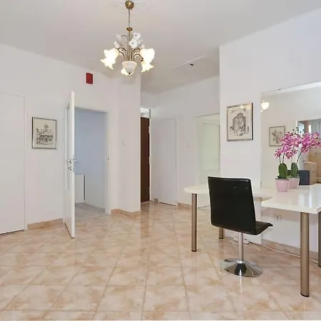 Oasis With Jacuzzi Apartman *