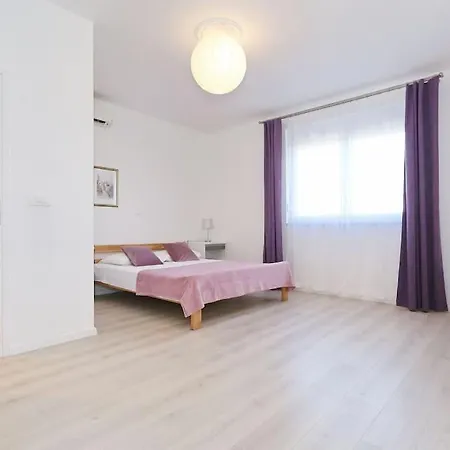 Oasis With Jacuzzi Apartman Zára